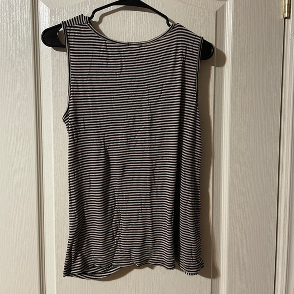 Striped tank top 😍 (5/20) - Picture 3 of 4